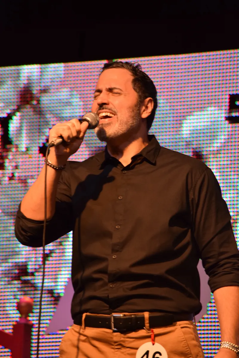 santbits cantando en el 56° Festival de Canto