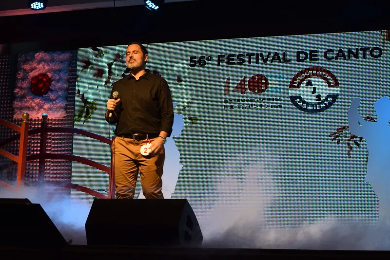 santbits en el escenario del 56° Festival de Canto de la Asociación Japonesa Sarmiento