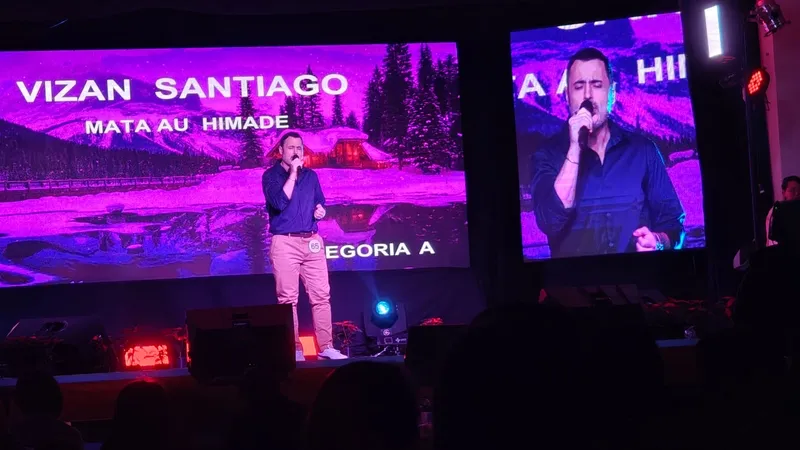 santbits cantando Mata au Himade en un torneo de karaoke