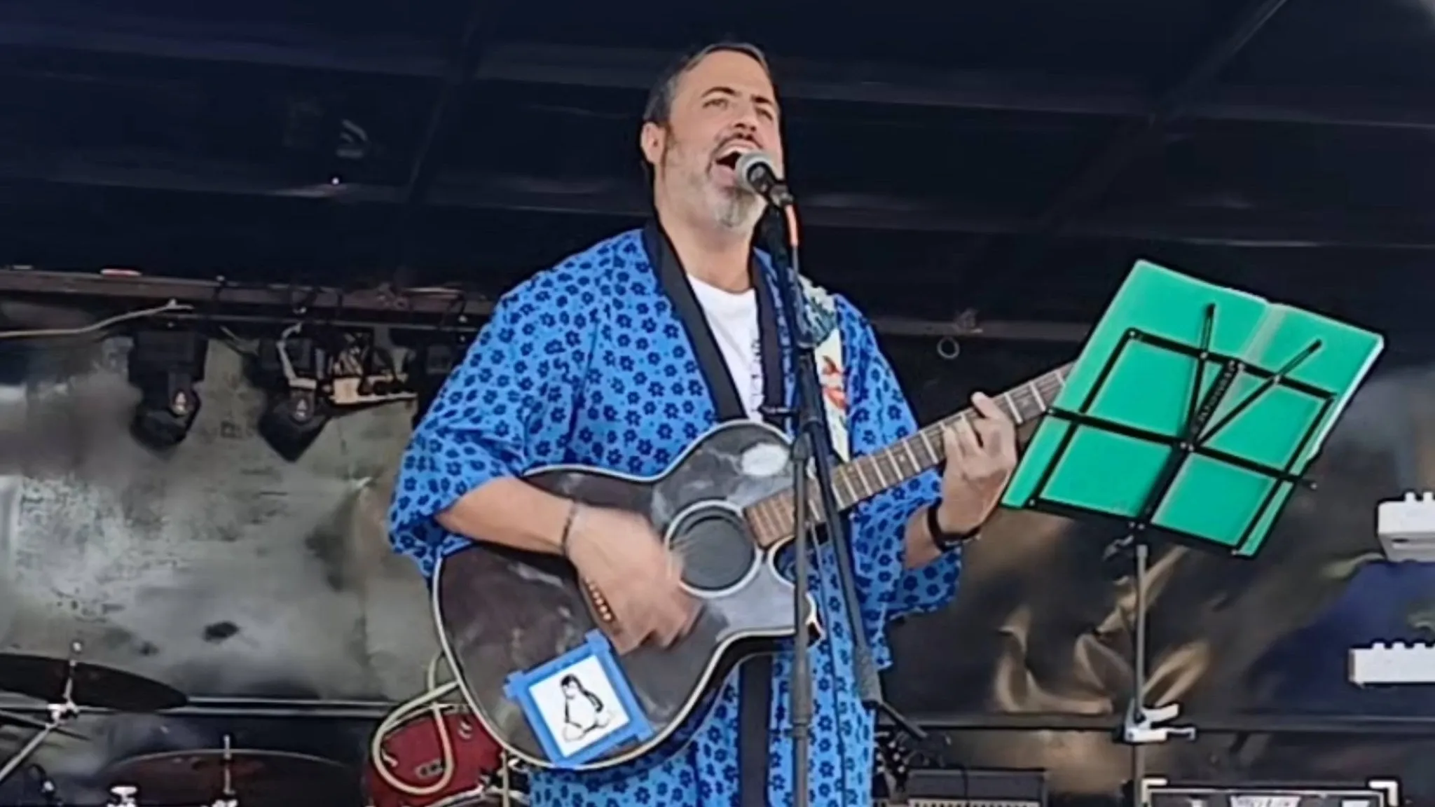 santbits en vivo, cantando con la guitarra acústica